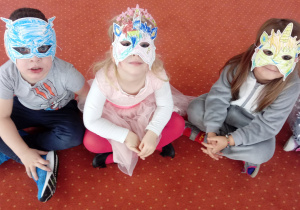 Dzieci prezentują wykonane maski
